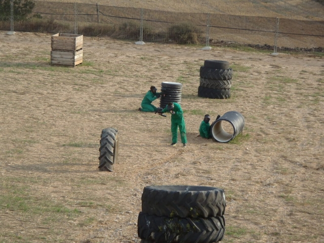  Squadra di paintball che gioca 